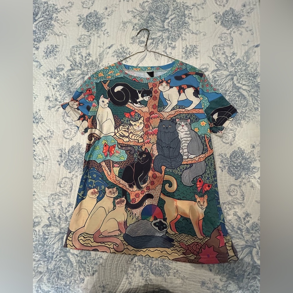 Emery Rose Top in a Colorful Cat Print. Size M. NWOT.